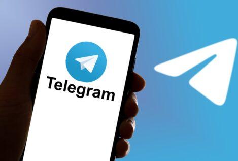 ESET descubre y reporta la vulnerabilidad 'EvilVideo' en Telegram para Android El 22 de julio de 2024, se hizo pública una grave vulnerabilidad en Telegram para Android, conocida como 'EvilVideo', que permitió a atacantes enviar APKs maliciosos disfrazados como archivos de video. Esta vulnerabilidad fue inicialmente descubierta y vendida por un actor de amenazas apodado 'Ancryno' en el foro de hacking de habla rusa XSS, señalando que el fallo existía en la versión 10.14.4 y anteriores de la aplicación. Detalles del exploit y descubrimiento Investigadores de ESET descubrieron la vulnerabilidad después de que se compartiera una demostración de prueba de concepto (PoC) en un canal público de Telegram, lo que les permitió obtener el payload malicioso. La vulnerabilidad permitía a los atacantes crear archivos APK especialmente diseñados que, al enviarse a otros usuarios en Telegram, parecían videos incrustados de 30 segundos. Proceso de explotación Cuando un usuario abría la conversación que contenía el archivo, Telegram automáticamente descargaba el archivo malicioso en dispositivos con la configuración predeterminada. Para los usuarios con la descarga automática desactivada, un solo toque en la vista previa del video iniciaba la descarga del archivo. Posteriormente, al intentar reproducir el falso video, Telegram sugería utilizar un reproductor externo, llevando a los usuarios a tocar el botón "Abrir" y ejecutar el payload. Para que el ataque fuera exitoso, los usuarios también debían habilitar la instalación de aplicaciones desconocidas desde la configuración del dispositivo. Respuesta y mitigación ESET informó responsablemente de la vulnerabilidad a Telegram el 26 de junio y nuevamente el 4 de julio de 2024. Telegram respondió investigando el informe y parcheó la vulnerabilidad en la versión 10.14.5, lanzada el 11 de julio de 2024. Esto significa que los actores de amenazas tuvieron al menos cinco semanas para explotar la vulnerabilidad antes de que se aplicara el parche. Aunque no está claro si el fallo fue explotado activamente en ataques, ESET compartió un servidor de comando y control (C2) utilizado por los payloads en 'infinityhackscharan.ddns[.]net'. BleepingComputer encontró dos archivos APK maliciosos utilizando ese C2 en VirusTotal, que pretendían ser Avast Antivirus o un 'xHamster Premium Mod'. Recomendaciones de seguridad ESET probó el exploit en el cliente web de Telegram y en Telegram Desktop, y descubrió que no funcionaba allí, ya que el payload se trataba como un archivo de video MP4. La corrección de Telegram en la versión 10.14.5 ahora muestra correctamente el archivo APK en la vista previa, evitando que los receptores sean engañados. Si recientemente has recibido archivos de video que solicitan una aplicación externa para reproducirlos a través de Telegram, realiza un escaneo del sistema de archivos utilizando una suite de seguridad móvil para localizar y eliminar los payloads de tu dispositivo. Los archivos de video de Telegram generalmente se almacenan en '/storage/emulated/0/Telegram/Telegram Video/' (almacenamiento interno) o en '/storage//Telegram/Telegram Video/' (almacenamiento externo). ________________________________________ Mantente informado y protegido contra vulnerabilidades críticas como esta. La ciberseguridad es una responsabilidad compartida que requiere vigilancia constante y acciones preventivas.